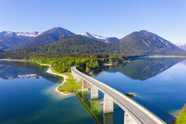 Germany, Bavaria, Lenggries, Sylvenstein Reservoir and Faller-Klamm-Brucke in spring - SIEF09868