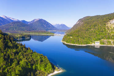 Germany, Bavaria, Lenggries, Sylvenstein Reservoir in spring with Faller-Klamm-Brucke in background - SIEF09871