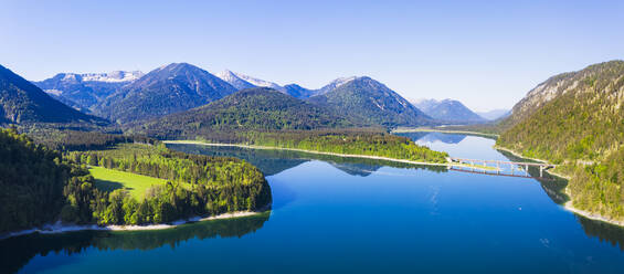 Germany, Bavaria, Lenggries,  Sylvenstein Reservoir in spring with Faller-Klamm-Brucke in background - SIEF09872