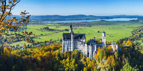 Deutschland, Bayern, Hohenschwangau, Panorama von Schloss Neuschwanstein im Herbst - WGF01322