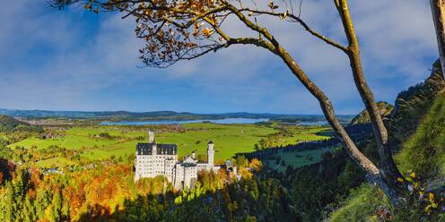 Deutschland, Bayern, Hohenschwangau, Panorama von Schloss Neuschwanstein im Herbst - WGF01323