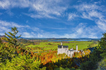 Deutschland, Bayern, Hohenschwangau, Himmel über Schloss Neuschwanstein im Herbst - WGF01324