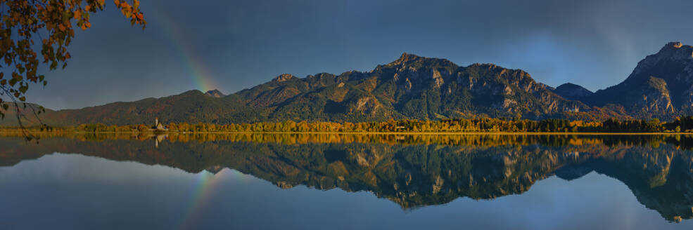 Deutschland, Bayern, Hohenschwangau, Panorama der sich im Forggensee spiegelnden Berge - WGF01326