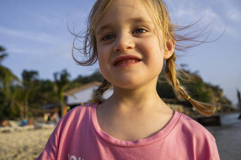 Porträt eines lächelnden kleinen Mädchens am Strand, Willemstad, Curacao - JLOF00422