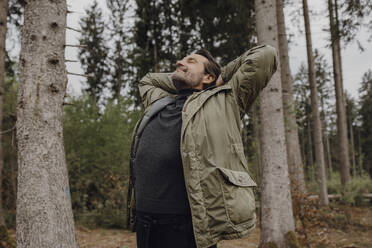 Älterer Wanderer im Wald - JLOF00437