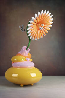 Dreidimensionale Darstellung einer Plastikblume in einer futuristischen Vase - VTF00621