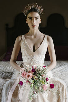 Junge Frau im Hochzeitskleid mit Blumenstrauß - ALBF01286