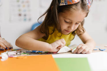 Mother and daughter doing crafts at home - EGAF00137