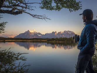 Wanderer mit Blick auf die Berge des Nationalparks Los Glaciares, Rio Serrano, Chile - HAMF00631