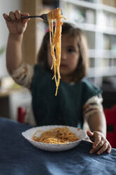 Kleine Mädchenhand hält Gabel mit Spaghetti - VABF03017