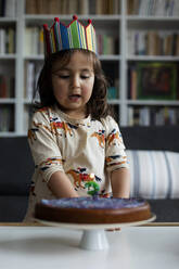 Porträt eines kleinen Mädchens, das seinen Geburtstag zu Hause feiert - VABF03024