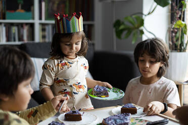 Porträt eines kleinen Mädchens, das mit seiner Familie zu Hause Geburtstag feiert - VABF03028