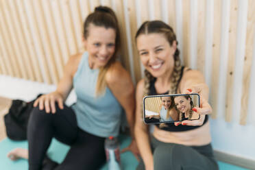 Zwei sportliche Frauen machen ein Selfie im Fitnessstudio - MPPF00920