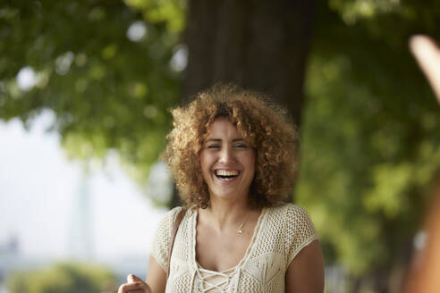 Porträt einer lachenden Frau im Freien - MJFKF00319