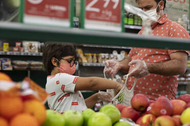 Vater und Sohn mit Masken im Supermarkt - VABF03041