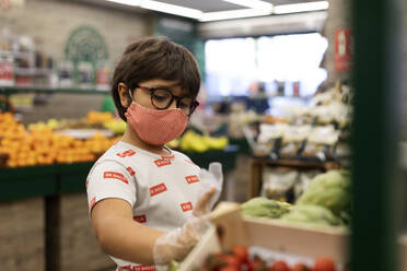 Junge nimmt Gemüse im Supermarkt - VABF03042