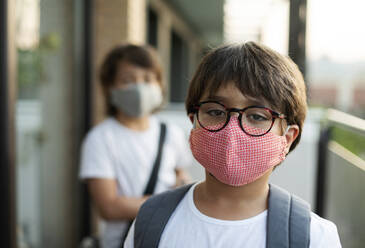 Geschwister tragen Masken im Freien - VABF03062