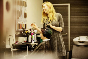 Female hairdresser cutting woman's hair - JATF01195