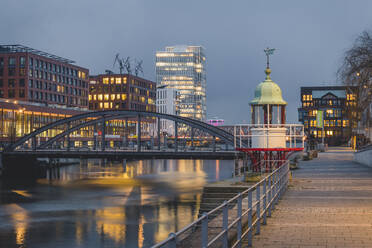 Deutschland, Hamburg, Brücke über den Elbe-Seitenkanal in der Abenddämmerung - KEBF01527