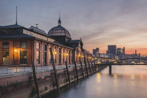 Germany, Hamburg, Saint Pauli Piers fish market at dusk - KEBF01531