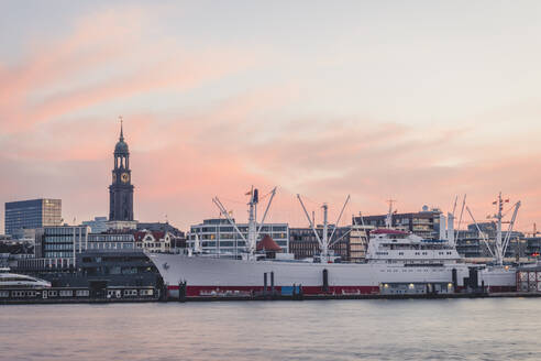Deutschland, Hamburg, Cap San Diego Schiff im Hafen in der Abenddämmerung vertäut - KEBF01532