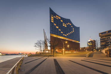 Deutschland, Hamburg, Herzform an der Elbphilharmonie in der Abenddämmerung - KEBF01536