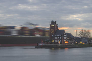 Deutschland, Hamburg, Lotsenhaus Seemannshoft vom vorbeifahrenden Schiff aus gesehen - KEBF01545