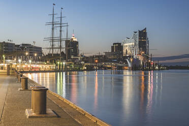 Germany, Hamburg, Bollards along Saint Pauli Piers with Rickmer Rickmers ship and Elbphilharmonie in background - KEBF01548