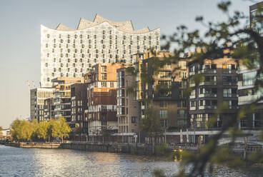 Deutschland, Hamburg, Häuser am Fluss vor der Elbphilharmonie - KEBF01551