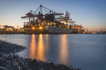 Deutschland, Hamburg, Container Terminal Altenwerder in der Abenddämmerung - KEBF01559