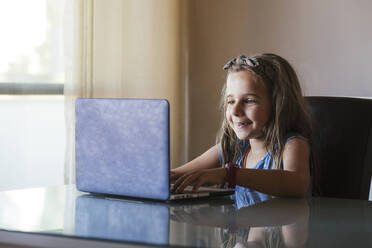 Mädchen benutzt Laptop zu Hause - LJF01564