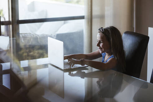 Girl using laptop at home - LJF01567