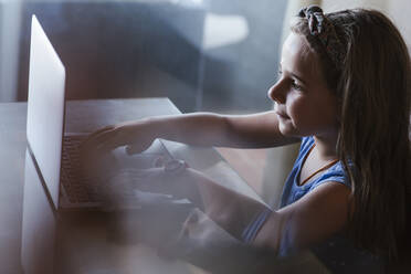 Mädchen benutzt Laptop zu Hause - LJF01568