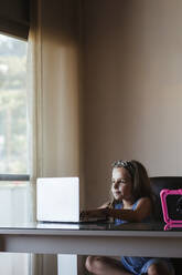 Mädchen benutzt Laptop zu Hause - LJF01570