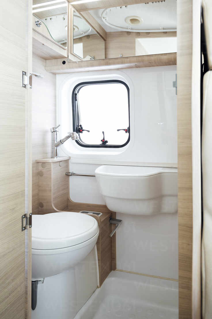 Kleines weißes Badezimmer im Wohnmobil, lizenzfreies Stockfoto