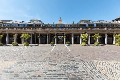 UK, London, Leerer Markt und Platz in Covent Garden an einem sonnigen Tag - WPEF03013