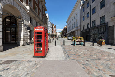 UK, London, Rote Telefonzelle in Covent Garden - WPEF03014