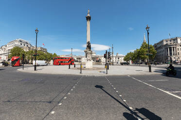 UK, London, Trafalgar Square mit Nelsons Säule und National Gallery im Hintergrund - WPEF03016