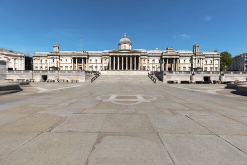 UK, London, Trafalgar Square and the National Gallery building on a sunny day - WPEF03017