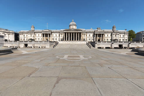 UK, London, Trafalgar Square und das Gebäude der National Gallery an einem sonnigen Tag - WPEF03017