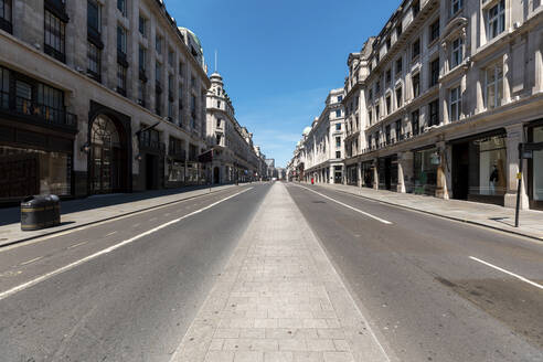 UK, London, Leere Regent's Street an einem sonnigen Tag - WPEF03018