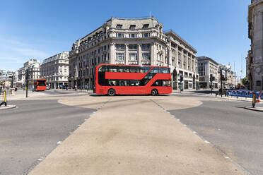 UK, London, Roter Doppeldecker auf dem Oxford Circus - WPEF03019