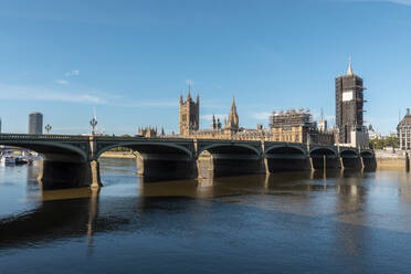 Großbritannien, London, Westminster Bridge, Big Ben und Westminster Palast im Hintergrund - WPEF03020
