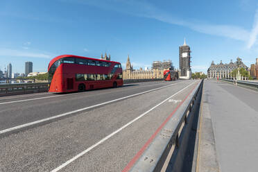 Großbritannien, London, Roter Doppeldeckerbus auf der Westminster Bridge, Big Ben und Westminster Palast im Hintergrund - WPEF03021