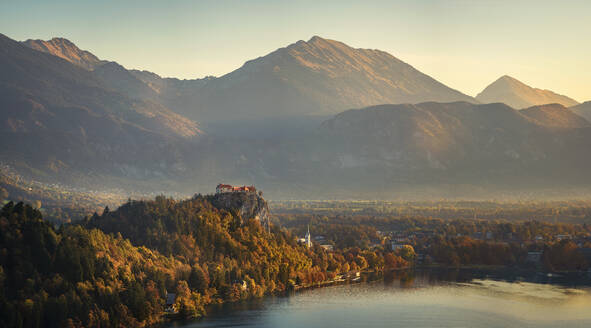 Slowenien, Oberkrain, Bled, Panorama der Burg von Bled mit Blick auf die Stadt am Seeufer bei nebligem Morgengrauen - HAMF00633