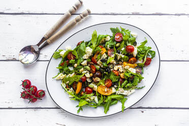 Teller mit vegetarischem Low-Carb-Salat mit Rucola, Tomaten, Nüssen und Mozzarella - SARF04592