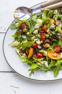 Teller mit vegetarischem Low-Carb-Salat mit Rucola, Tomaten, Nüssen und Mozzarella - SARF04593