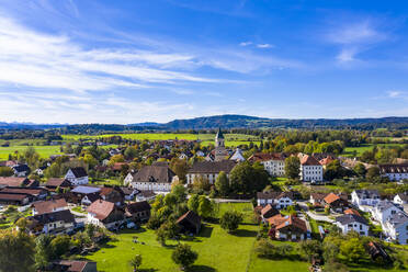 Deutschland, Bayern, Polling, Blick aus dem Hubschrauber auf ein ländliches Dorf im Frühling - AMF08189