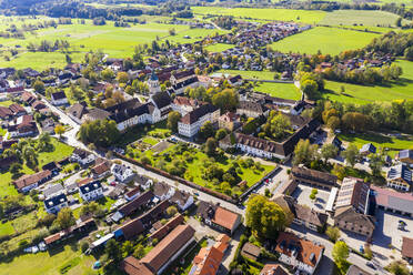 Deutschland, Bayern, Polling, Blick aus dem Hubschrauber auf die Abtei Polling und die umliegenden Häuser im Frühling - AMF08191