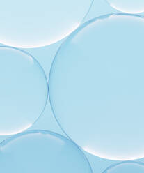 Dreidimensionales Rendering von transparenten Glaskugeln vor blauem Hintergrund - DRBF00174